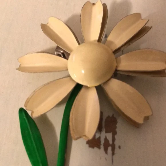Vintage flower brooch, light yellow with green stem - Picture 3 of 7